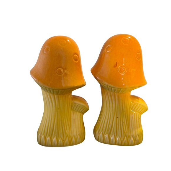 Anthropomorphic Mushroom Salt & Pepper Shakers 1970 Smiling Retro Kitchen Decor - Picture 4 of 9